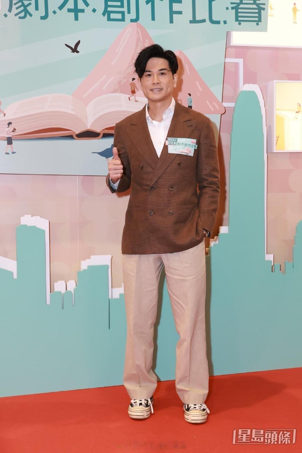 星岛：伍允龙赞李蔓莹有爱心 拒谈婚期 进军微短剧市场 预告新作必加动作元素伍允龙