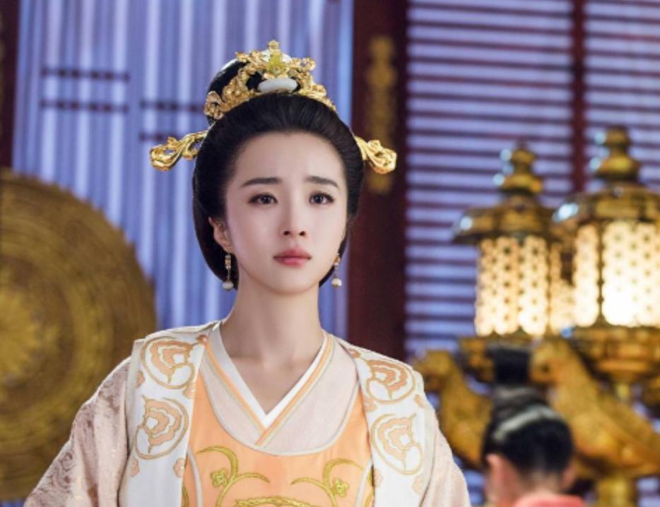 皇帝杨坚一时冲动宠幸宫女，被皇后发现，宫女转眼暴毙。皇后不动声色，却冷冷一句"已