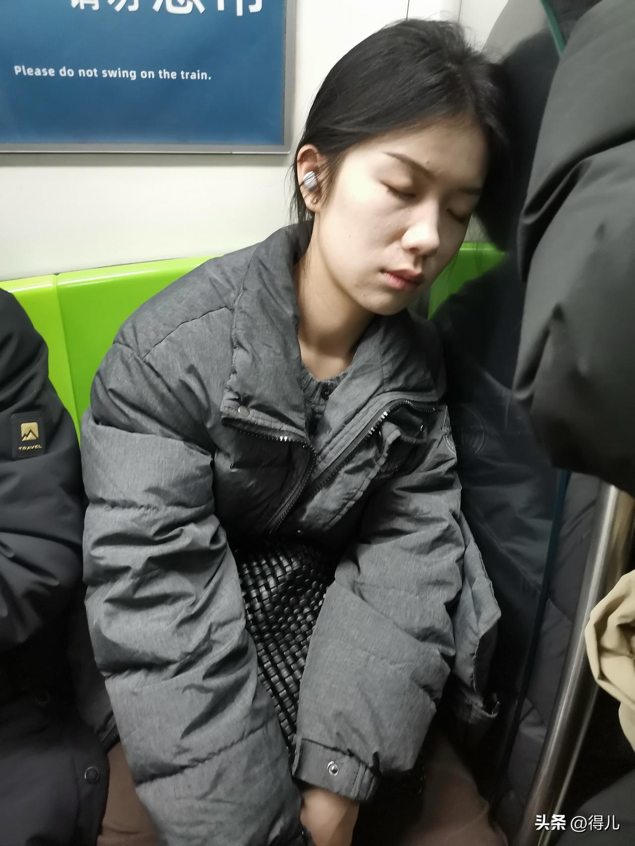 这女孩的侧面真的好美啊，看起来就像明星一样。