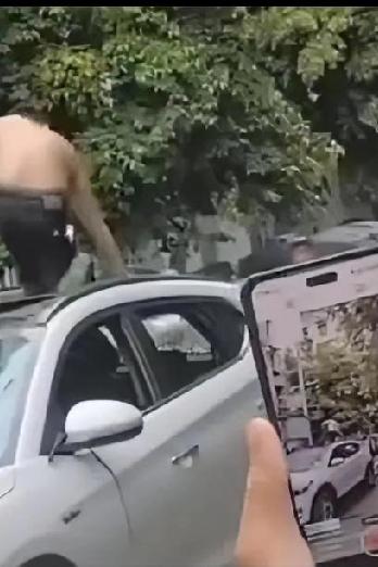 四川阆中街头最近发生的这起冲突，简直是给所有容易遇事上头的人上了一节最鲜活的“情