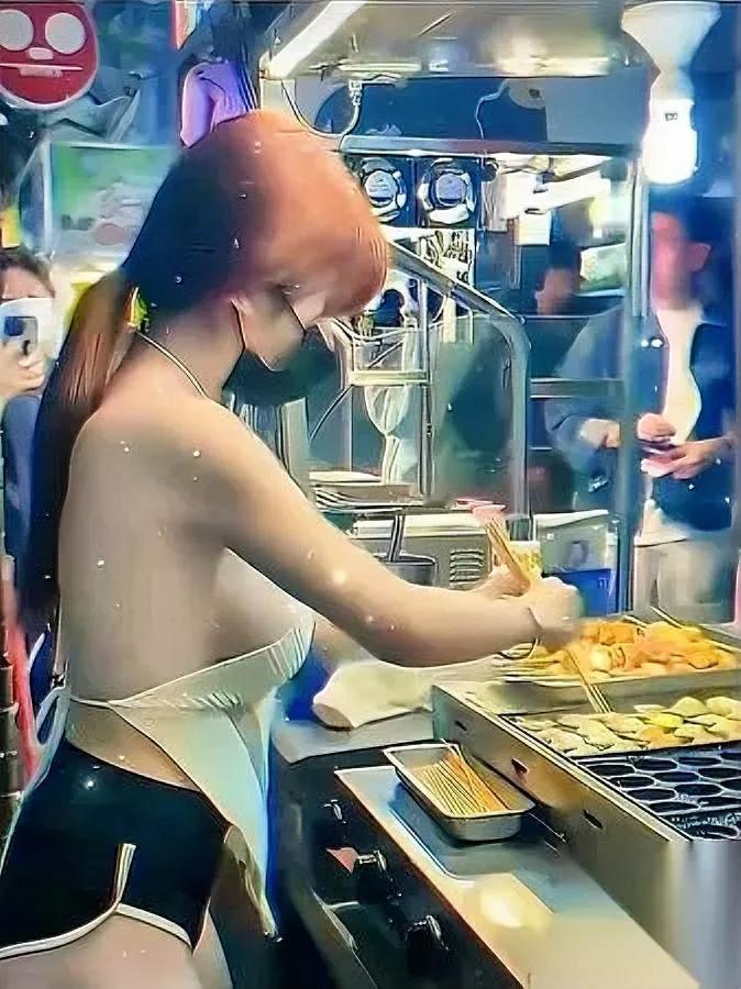 摆摊都这么拼了？

远远看见小吃街围满人

凑近发现是卖章鱼小丸子的摊，老板娘穿