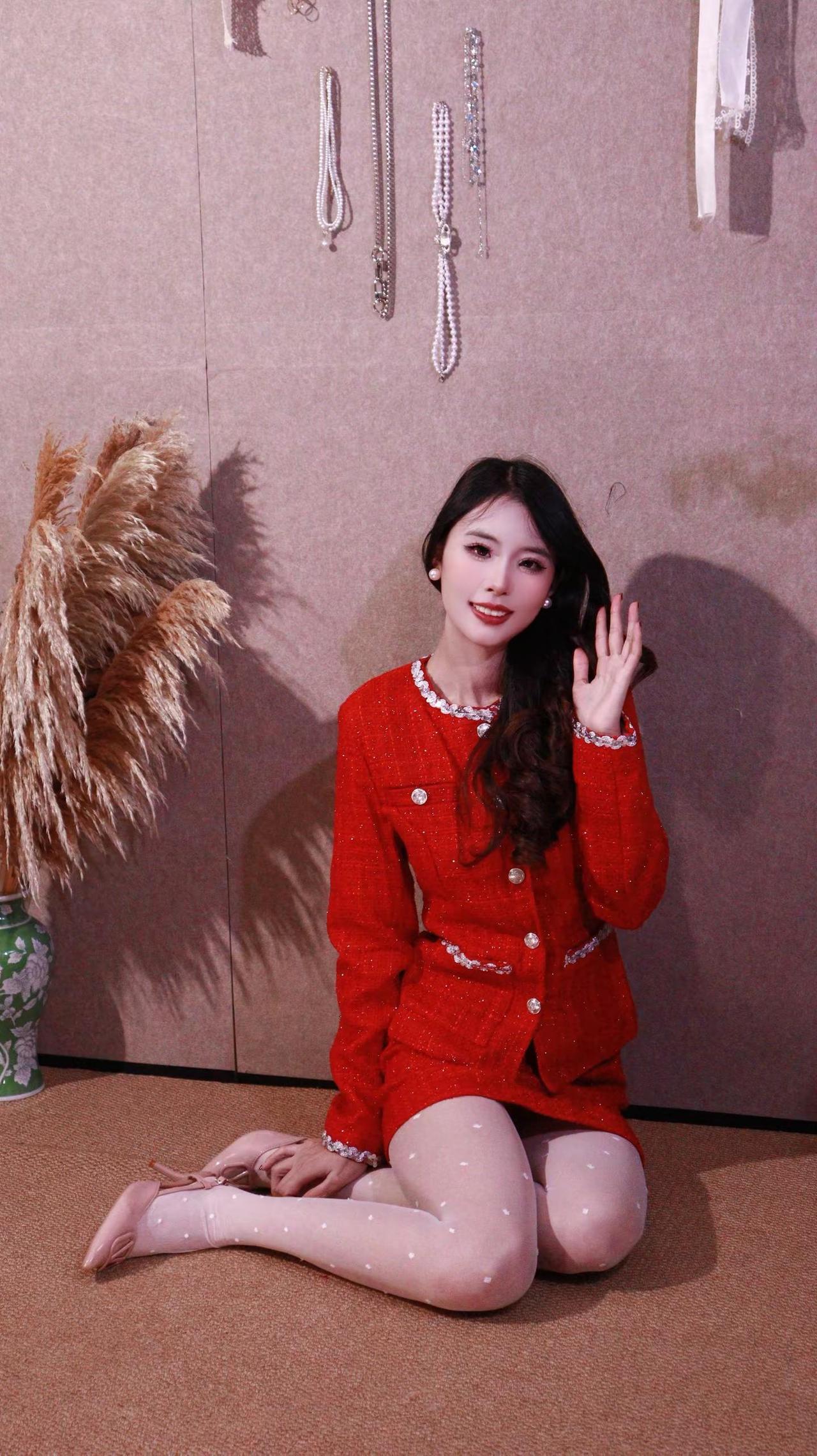 谁啊 面都没见过在手机里感情就被玩弄了穿搭拍照红色系