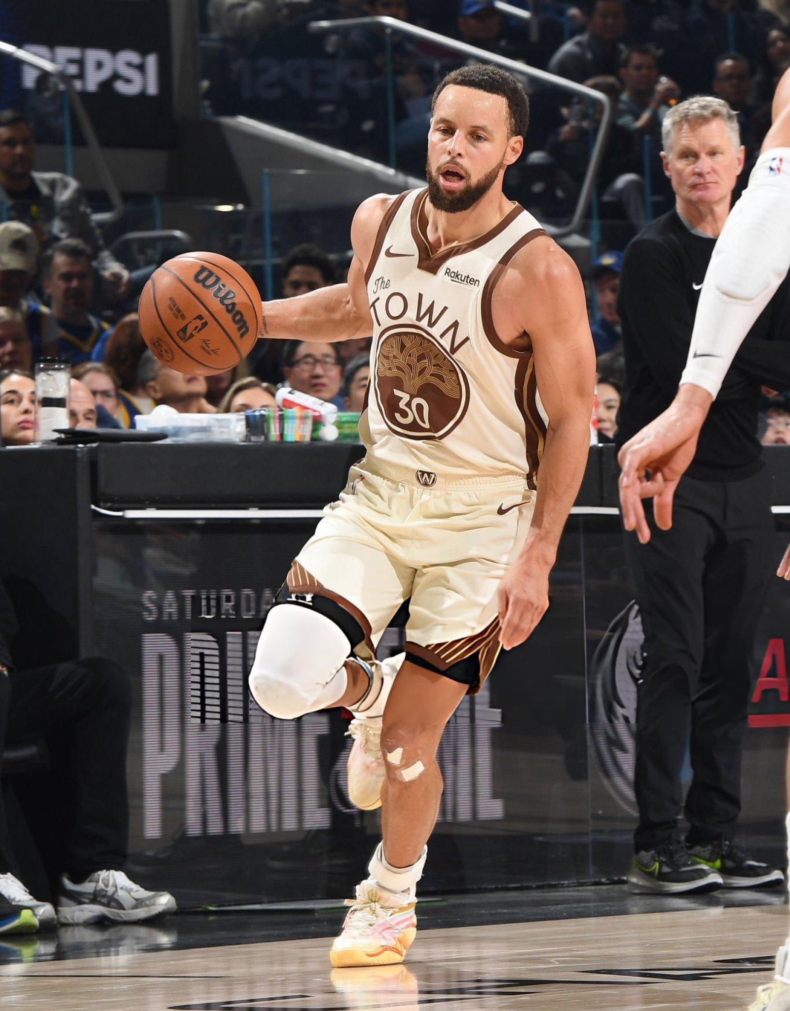 库里还没有被排除在接下来的两场比赛之外，但科尔表示，勇士可能会让库里休战到全明星