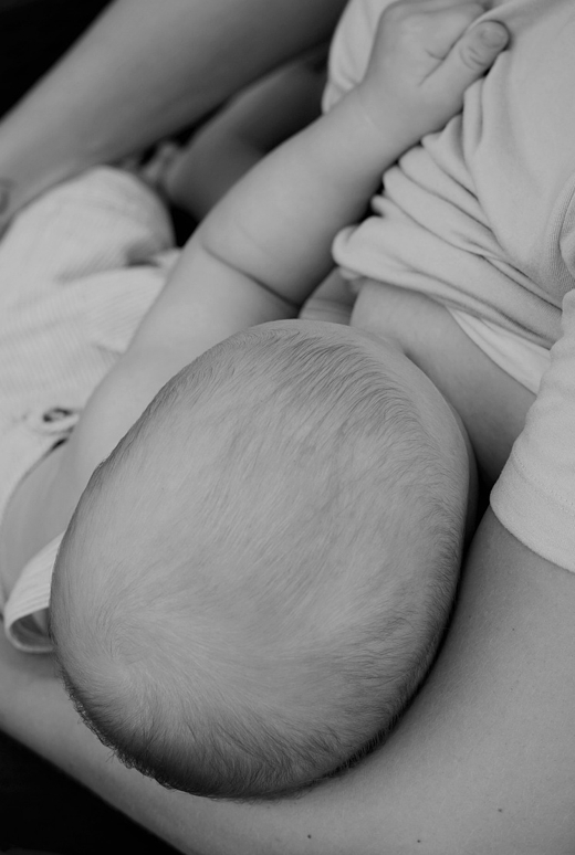 涨奶时，增加哺乳次数，但不要排空乳房#让她健康# 解决涨奶问题，核心办法就是让奶