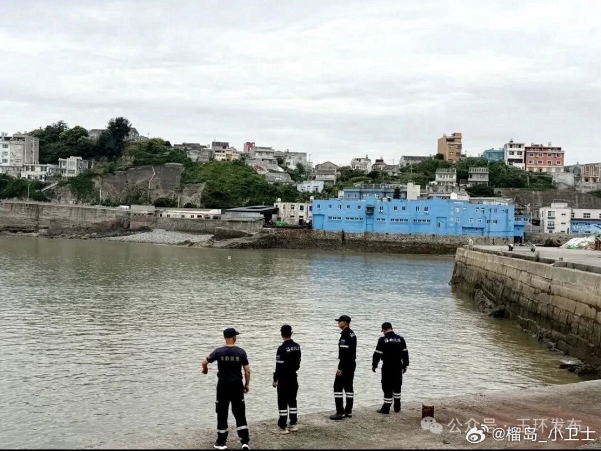 玉环凌晨灶台暖胃白天海浪护人三十年守护街头老味道，日复一日温暖街坊；多年投身海上