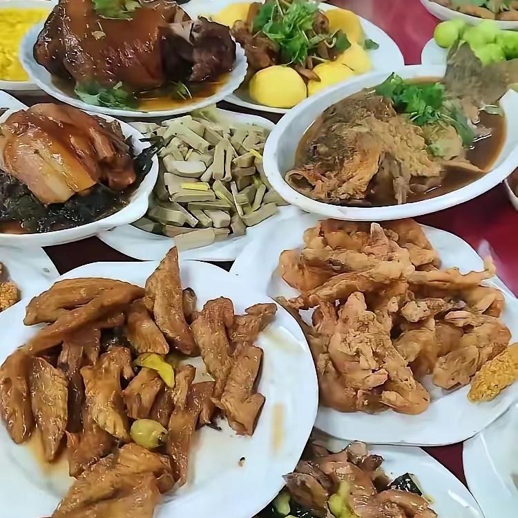 过年走亲戚我才真正看懂：最贵重的从来不是家境，而是真心。
穷亲戚未必有钱，却会把