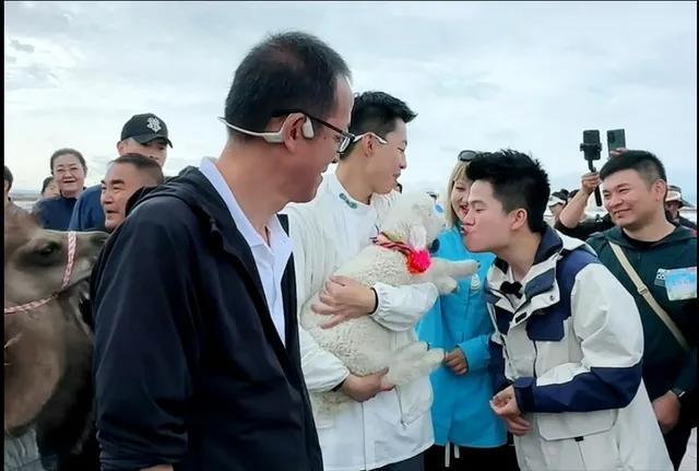 一次，易中天问俞敏洪：