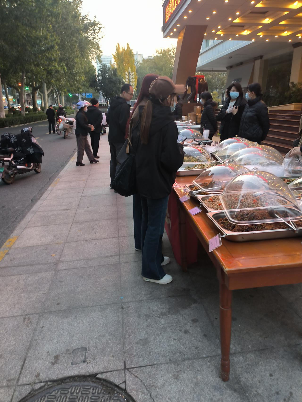 红红火火的淄博饭店便民大食堂。
虽然重装修，开业还没有时间表，但是淄博饭店并没有