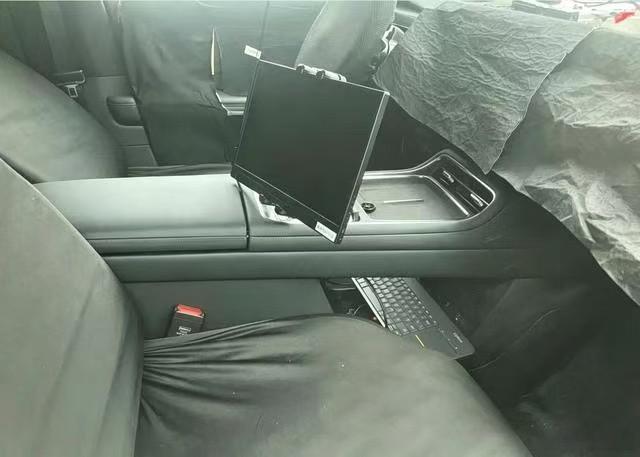 福特代号CX810的中大型SUV进入路试，被视作国内市场下一代探险者。新车彻底放