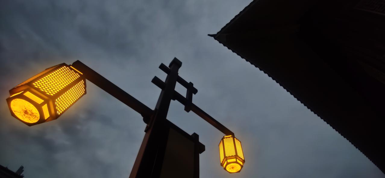 生活从来不是一成不变的，它总是按照你看待它的方式悄然变化，你把它看成是什么，它就