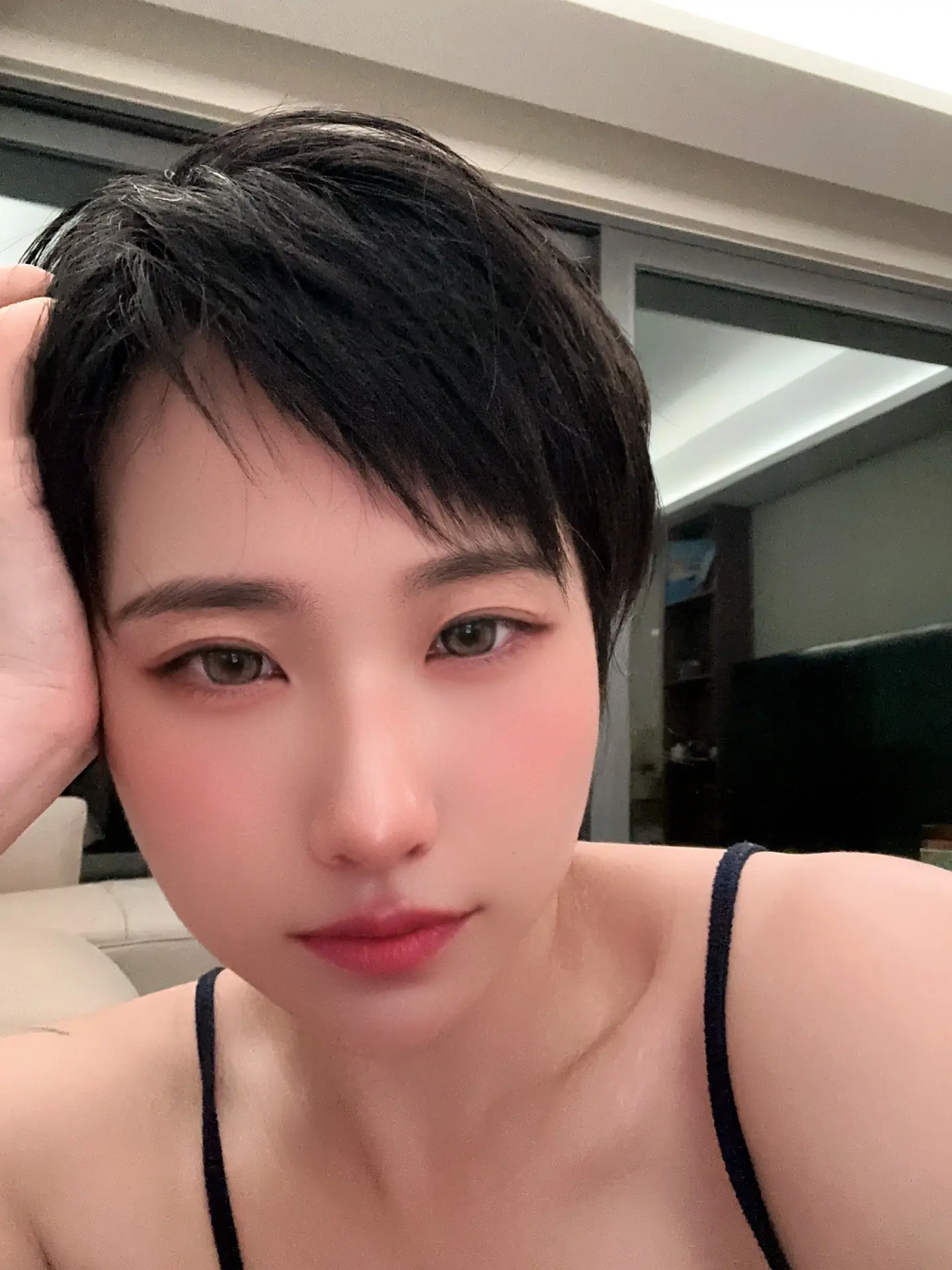 睡醒就上班 下了班就喝酒。