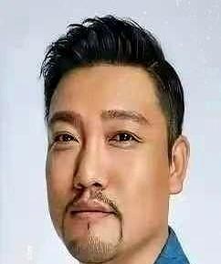 贾冰这回栽得够窝囊。
八月三号成都那场战友局，本来关起门来喝点小酒，结果被人从桌