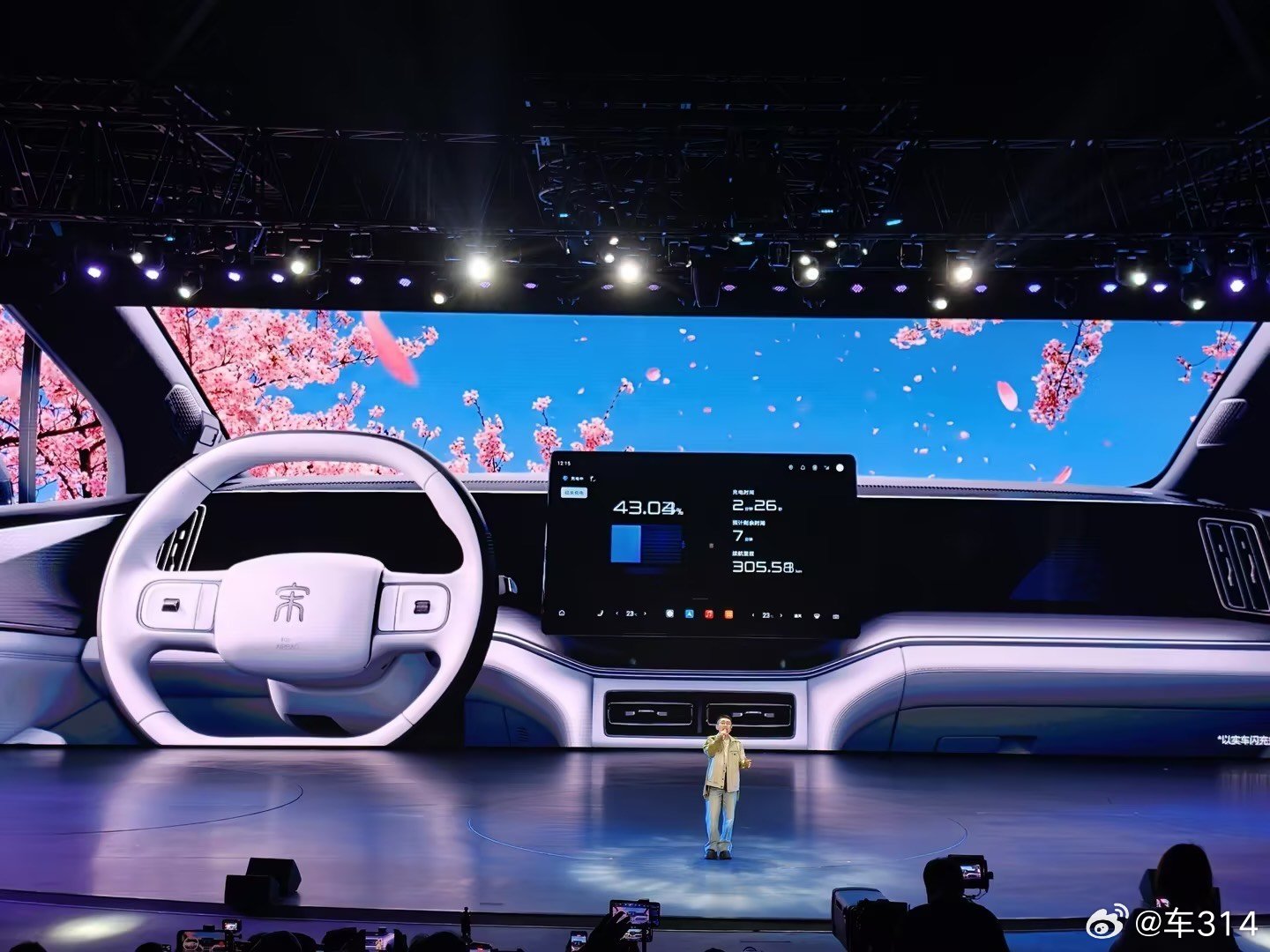 金志文上台献艺！但是他的嗓子并不是最大的亮点，你看一下后面大屏幕的充电进度，这才