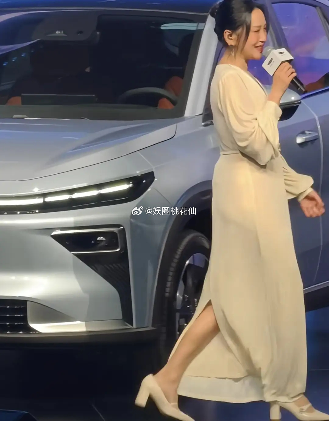 《妻子的浪漫旅行》节目结束了录制之后，金莎也没有闲着，近日她又出席了一档线下活动