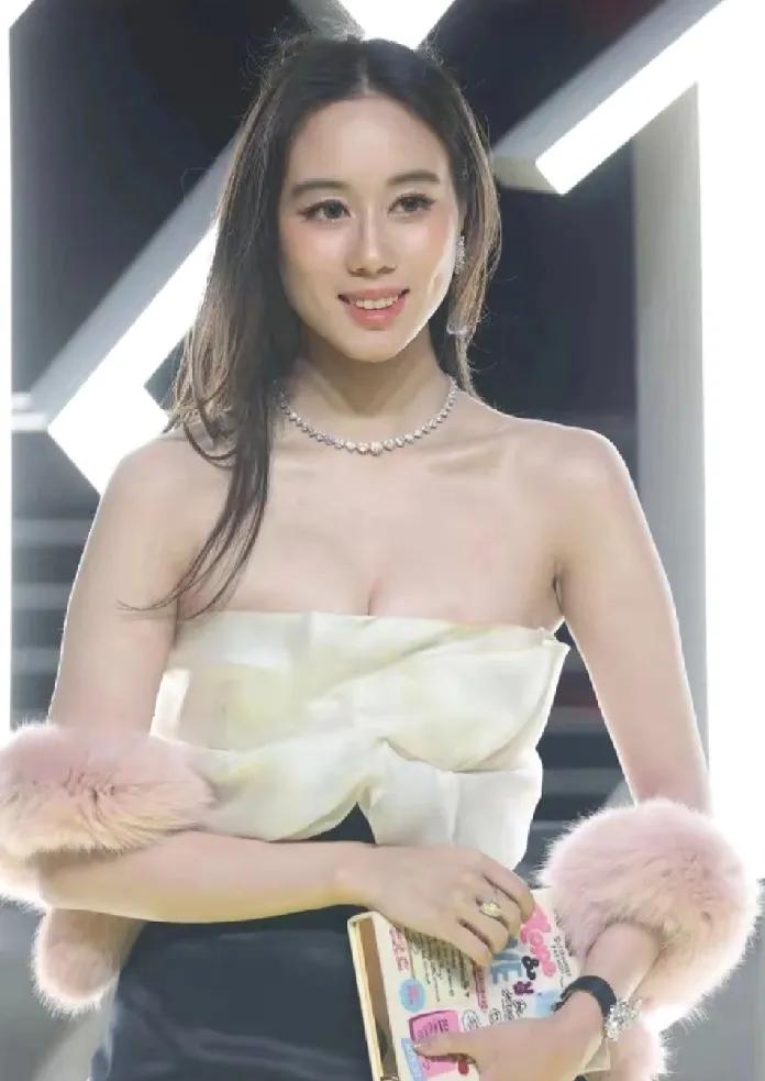 谁能告诉我，
她的人生有什么烦恼？
