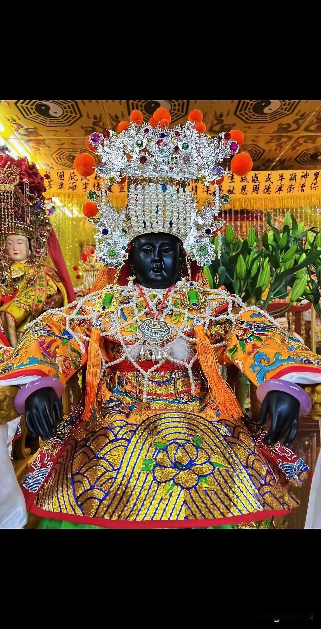 这就是赤裸裸的恶搞，用心之险恶不言而喻，对待这样的行为，光谴责是不够的，应该上升