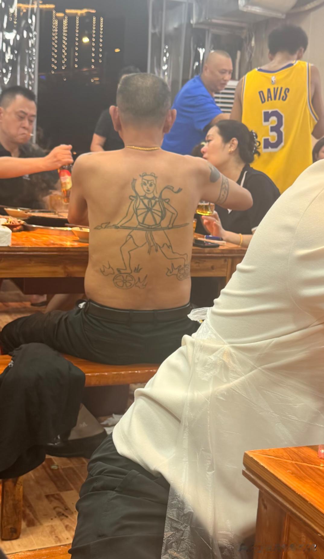 重庆大哥光膀吃火锅，这卡通版哪吒画像也太传神了，精神状态belike