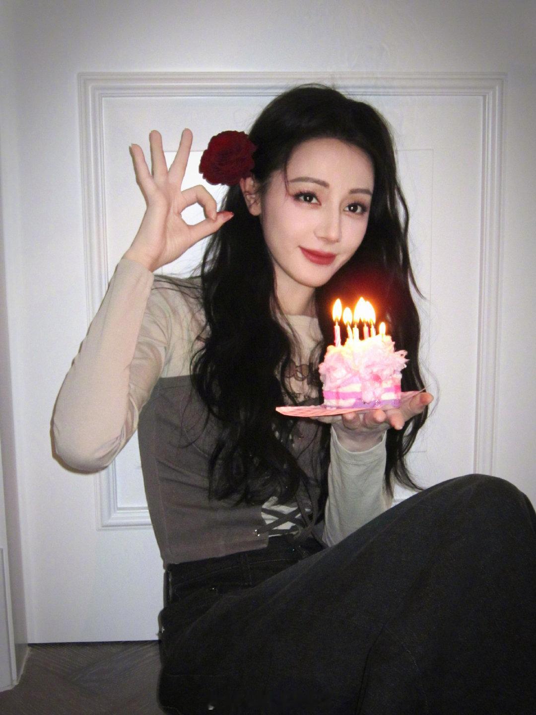 迪丽热巴今日营业祝福大家端午安康～好美的热巴 ​​​