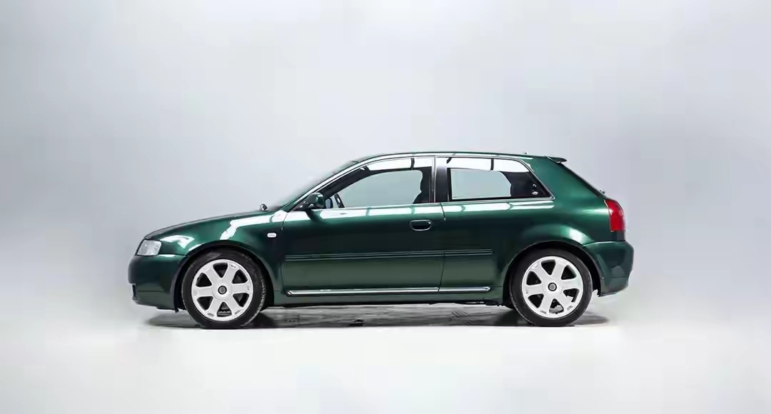 Alpine A110是法国雷诺集团旗下高性能跑车品牌Alpine的经典车型 。