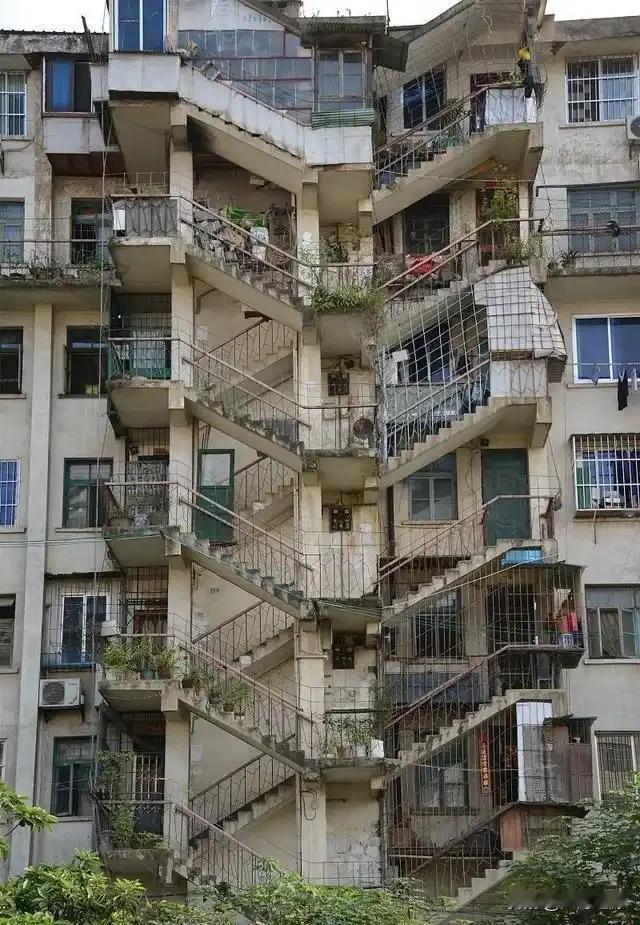 有人总说步梯房怎么好，什么得房率高，什么位置好，什么楼层低，在我看来，就算有一百