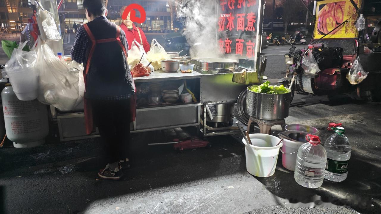 上一次在凌晨吃路边摊
还是大学通宵后的早上
该说不说这种铺子基本不会太差
量大实