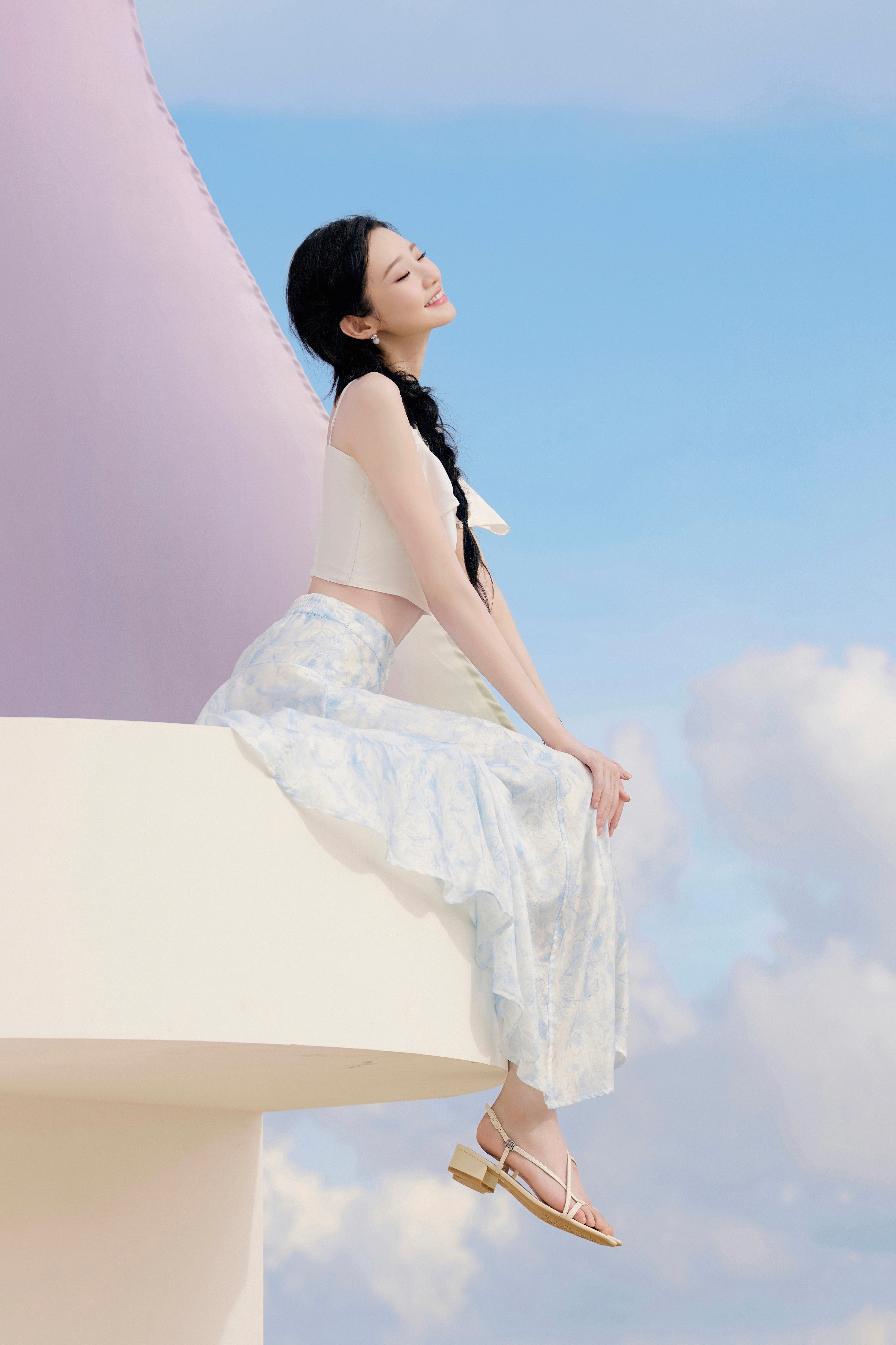 张艺凡唯一00后的含金量张艺凡海边拍摄妹妹的含金量还在上升 