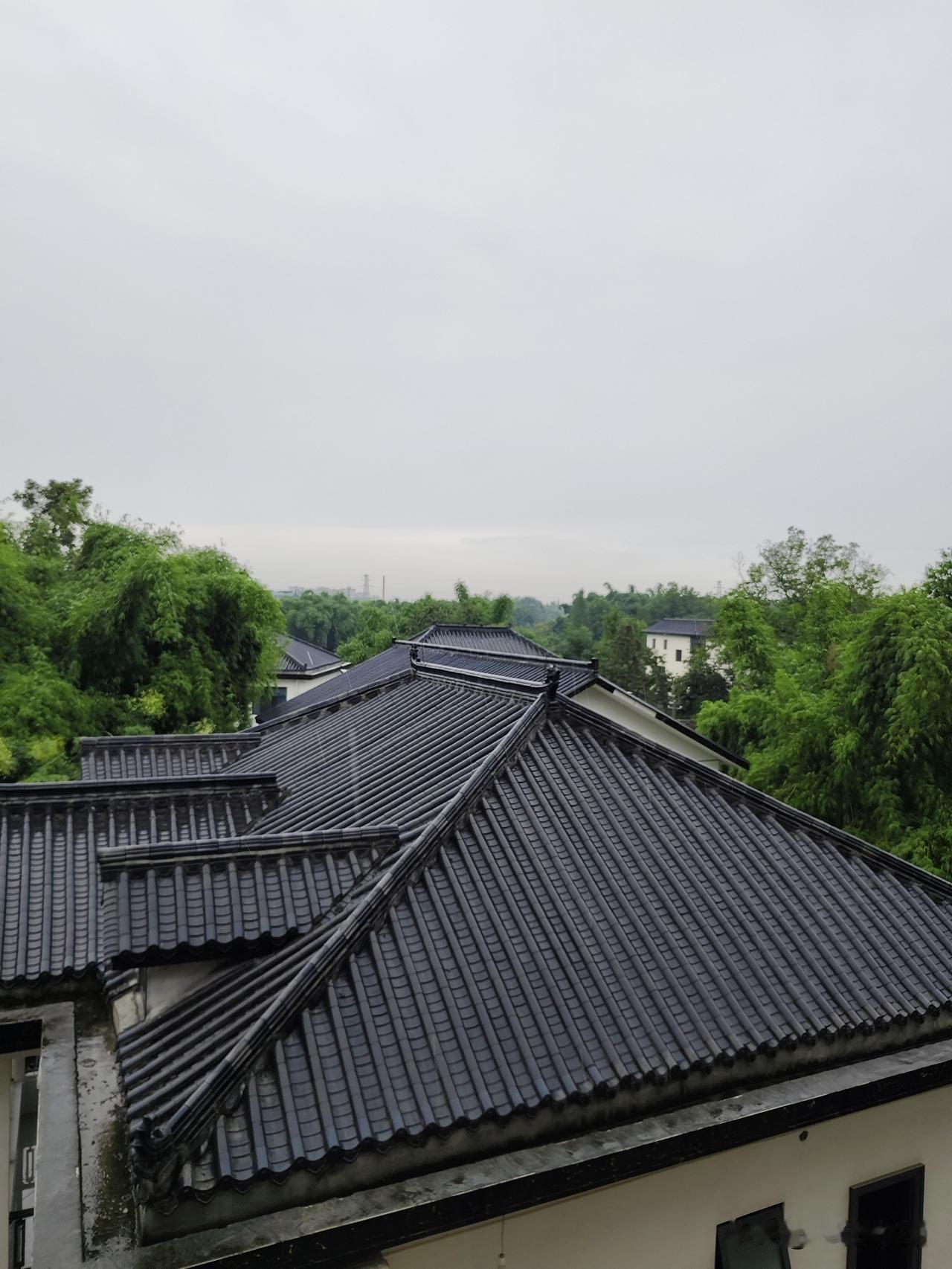 成都早早地步入了秋雨连绵的时节
好几天没开空调了，这温度已然有了几分秋意
今天又