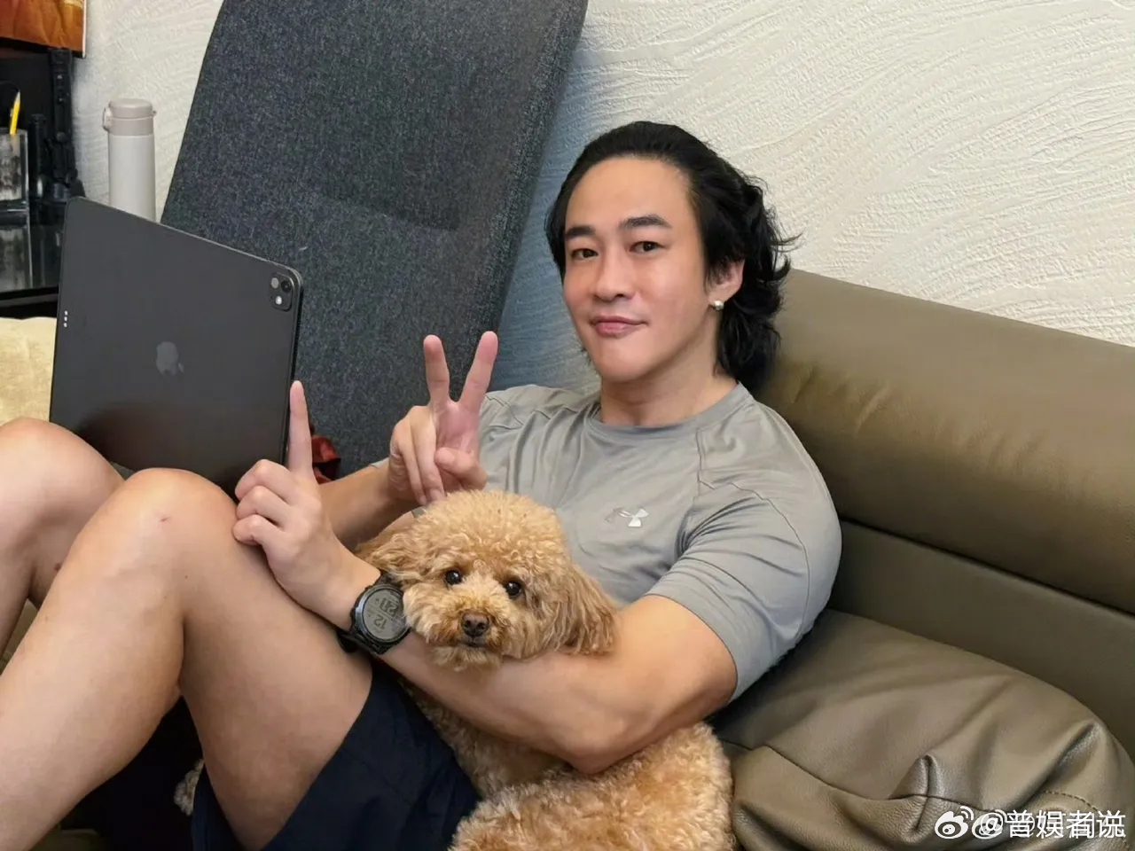 何润东确实很可怜的，把宠物狗当儿子，和圈外老婆结婚结婚快10年了，一直想要一个孩