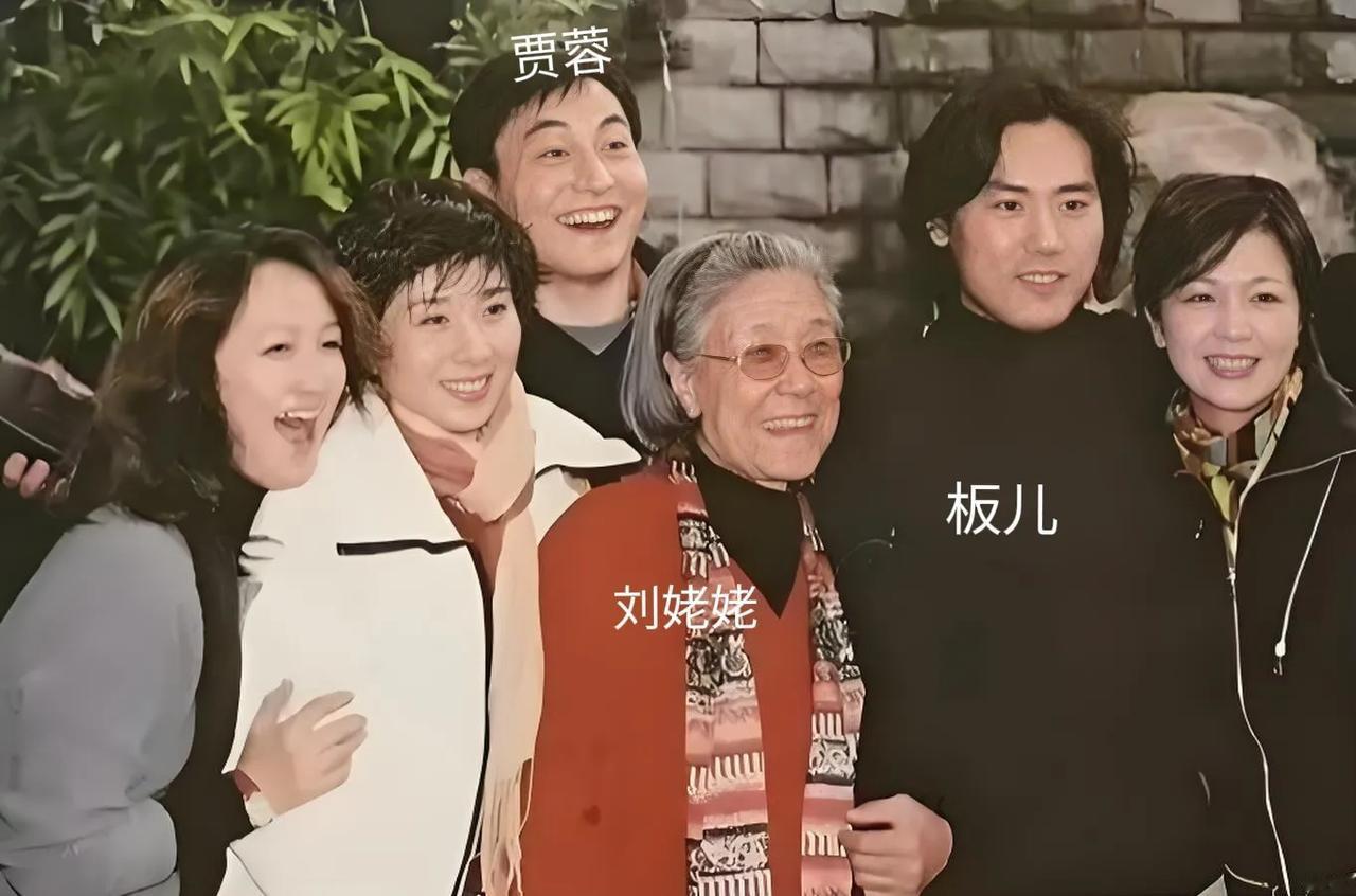 2003年，《红楼梦》剧组刘姥姥、贾蓉、板儿重聚的合影，如今两人已经去世

在2