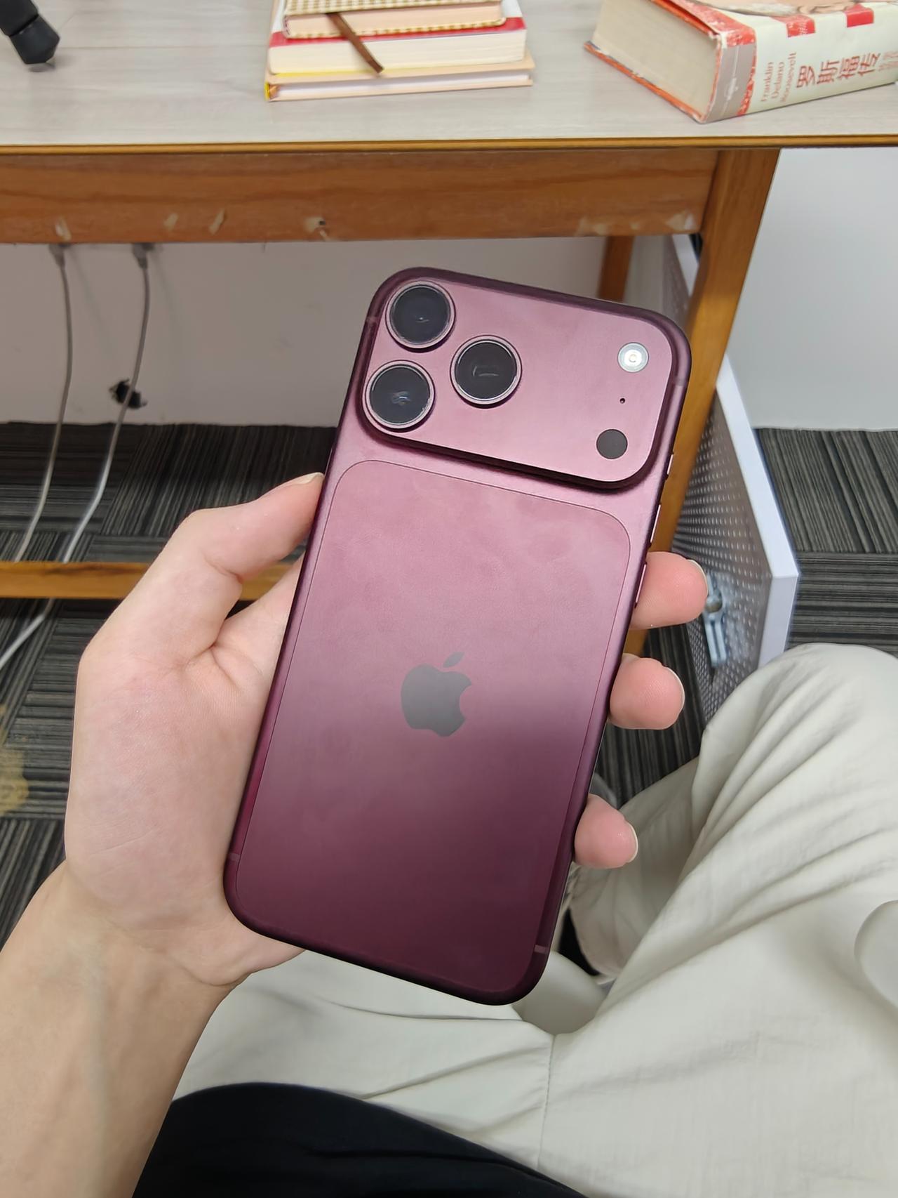 苹果18Pro红色太容易沾指纹了
裸机使用iPhone18ProMax这个酒红色
