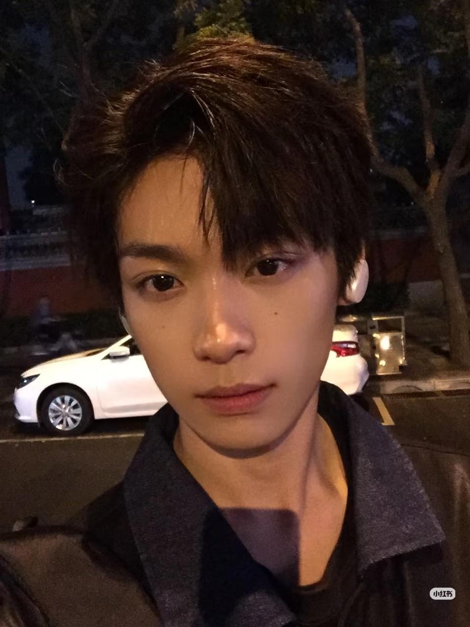 睡不着家人们，我养了个儿子长这样我每天几点回家比较好 