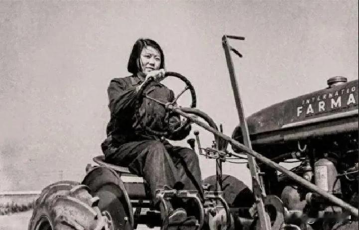 梁军是中国首位女拖拉机手，11岁成为童养媳，因劳动形象被印在第三套人民币一元纸币