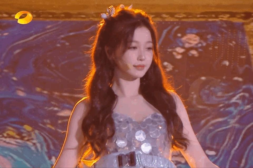 老天爷啊虞书欣一出现美我一大跳。。。 