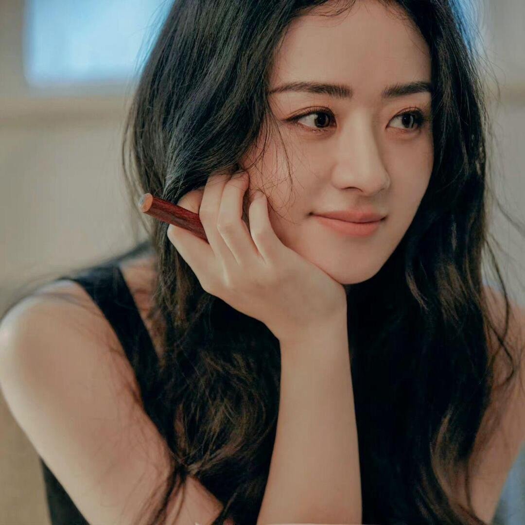 她真的长的很纯真，但是给人一种内核很坚韧。 ​​​