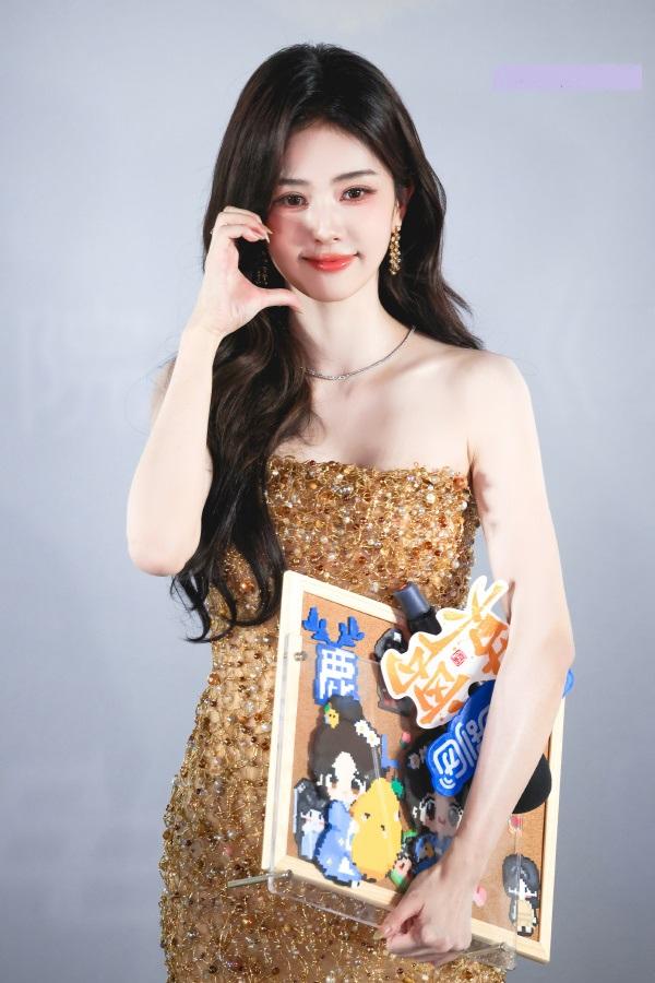 今天白鹿在宣传新剧的时候穿了一身金色的服饰，看上去年轻又靓丽，确实是太漂亮了。