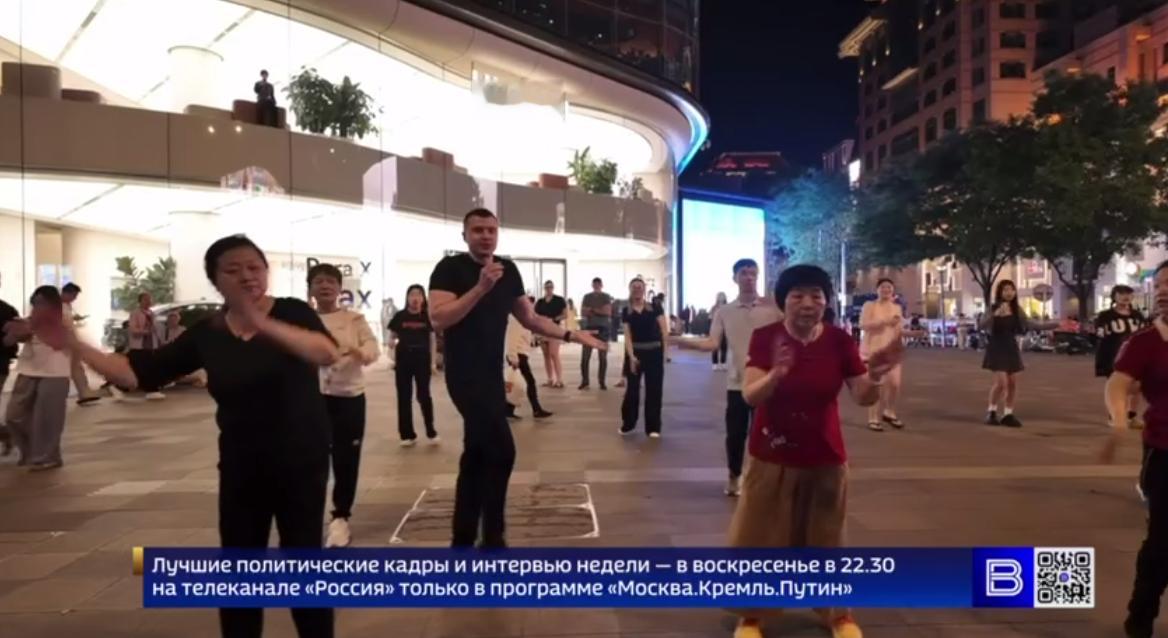 🔻记者们先到了，包括扎鲁宾。🔻广场舞已经跳上了。普京将抵达北京海外新鲜事热点