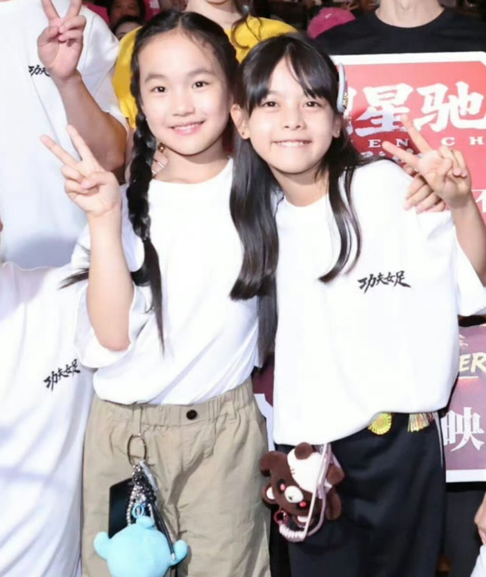 俩妹宝✨ 等我小了也要热巴这样看着我