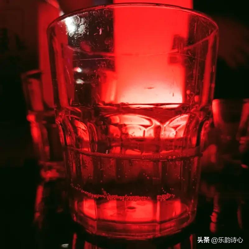 夜翻书卷月满楼，
温壶老酒解千愁。
人生纵有不如意，
且把烦忧付水流。
奈何浊酒