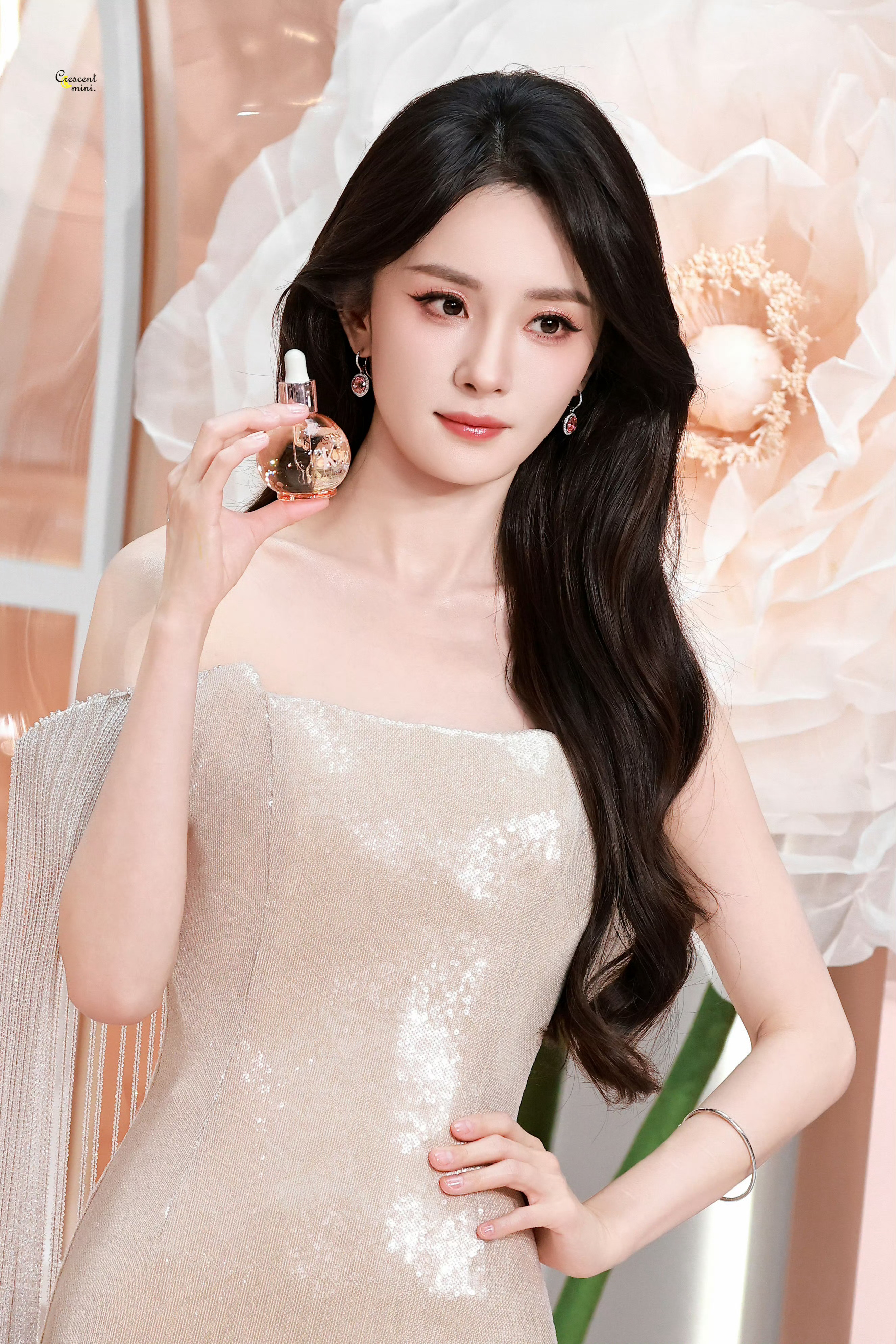 杨幂 头纱AM高定+萧邦高珠+CL顶奢高跟鞋不愧是爆剧女王&时尚女王！杨幂杀青出