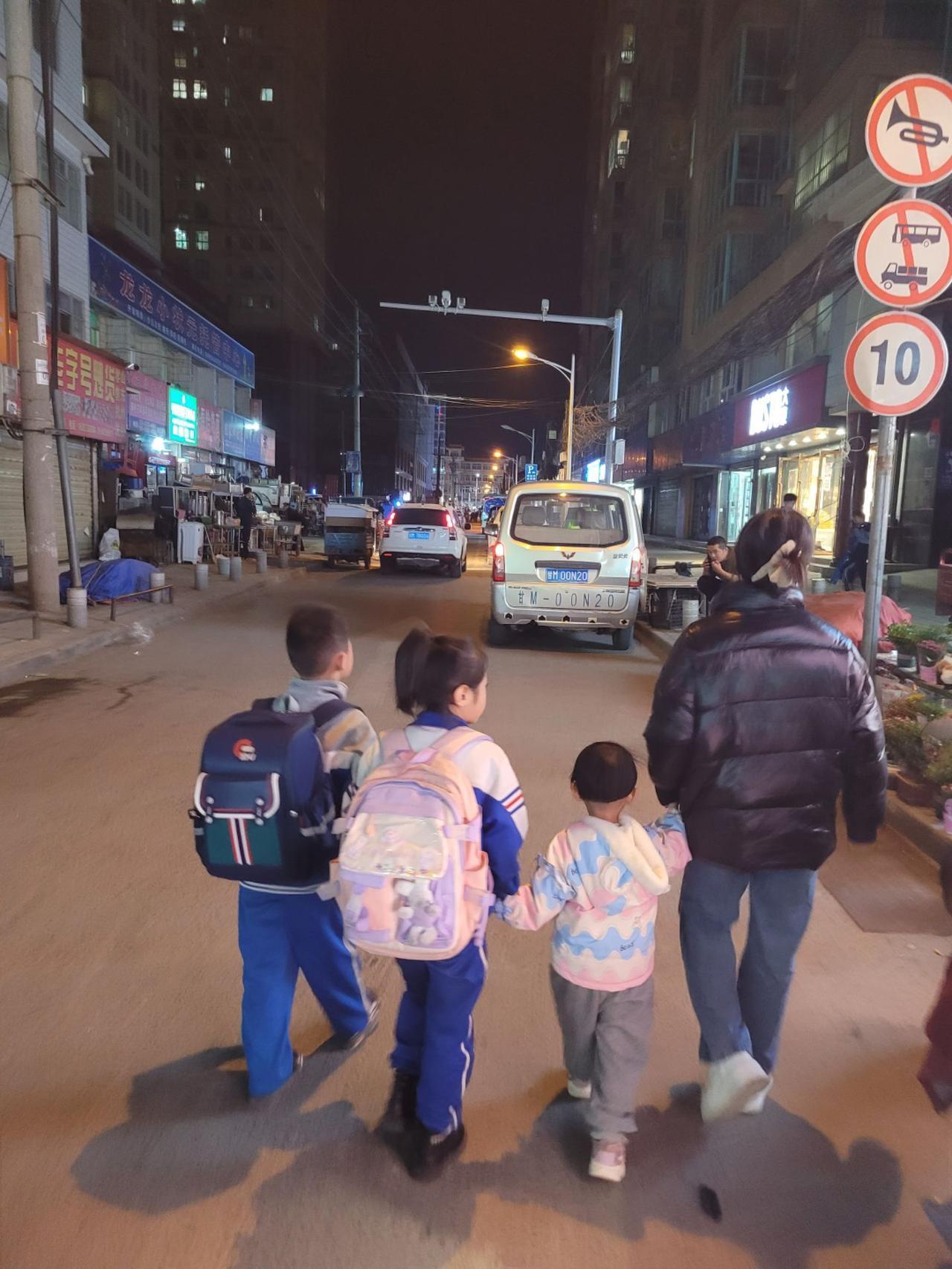 前夫女儿又出现在我的办公室门口。她怯生生地问：“妈妈，你能帮我去开家长会吗？我爸