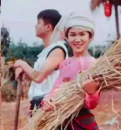 1974年，知青杨俊在云南傣乡被马蜂蜇伤眼睛，傣族大嫂用奶汁给他疗伤。哪料，大嫂