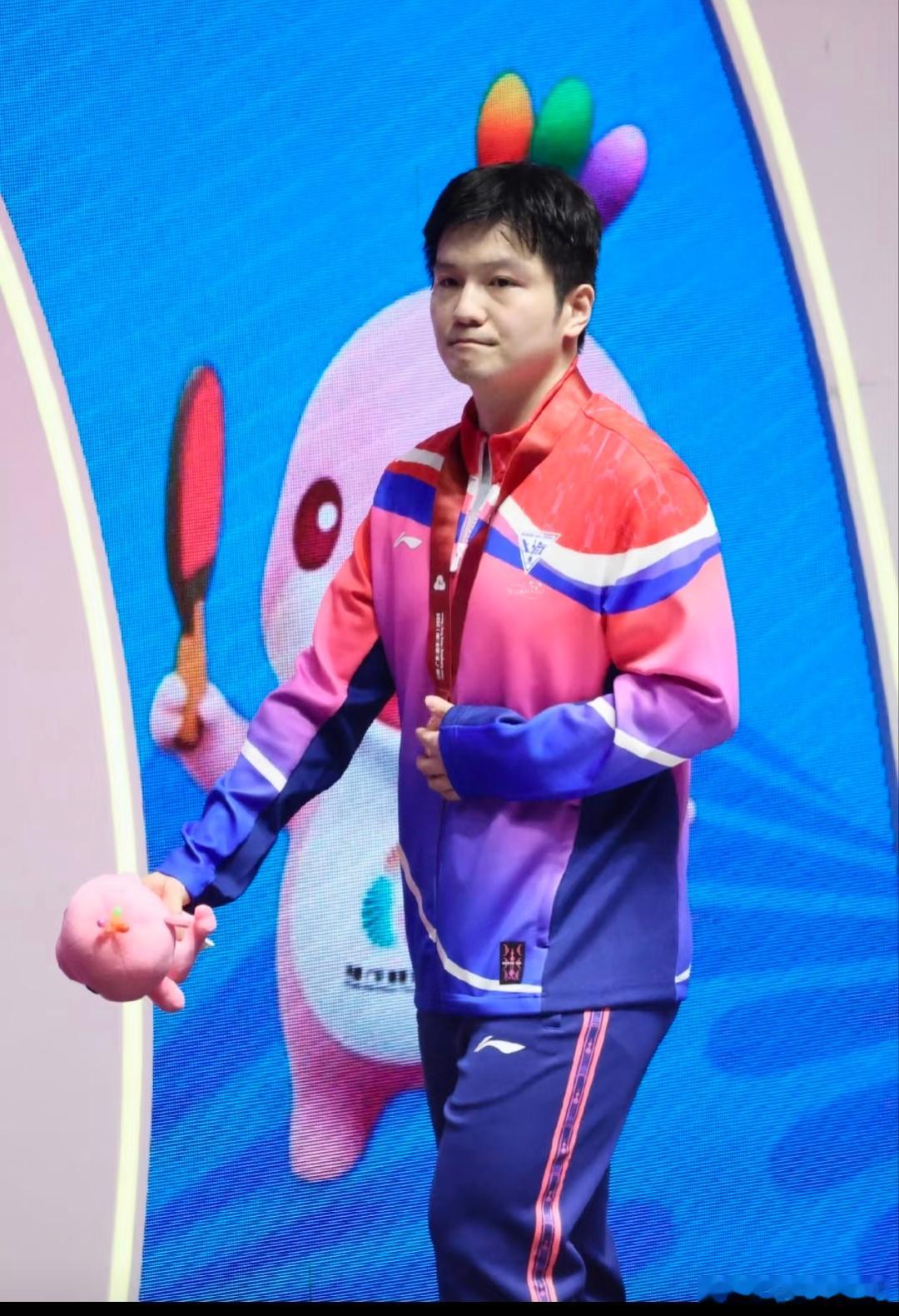 爱是坚定如初。 请说出照片里有几位“吉祥物🐬” 