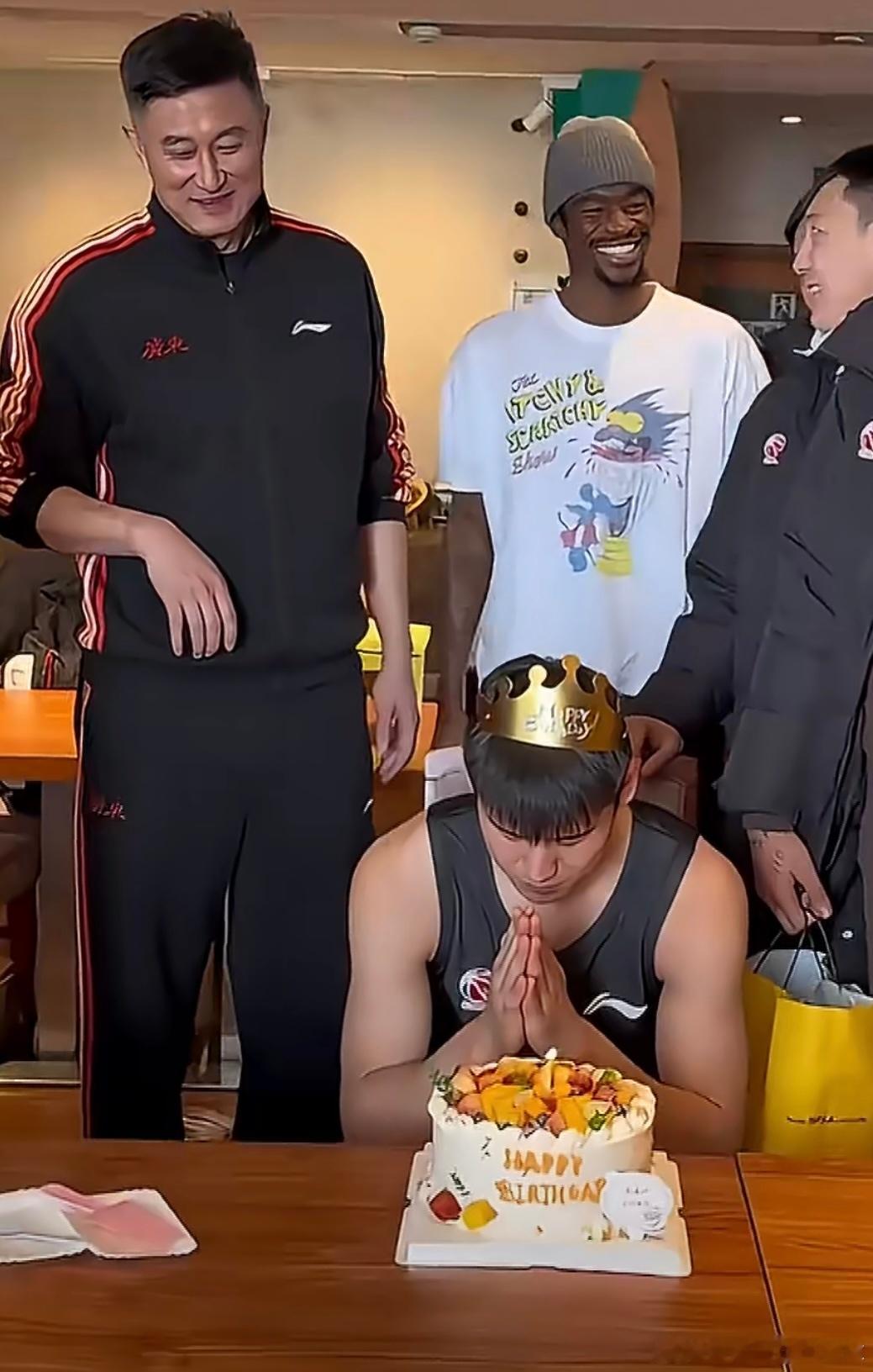 陈家政升上一队的第一个生日，祝陈家政生日快乐！广东宏远男篮全队在客场吉林长春为他