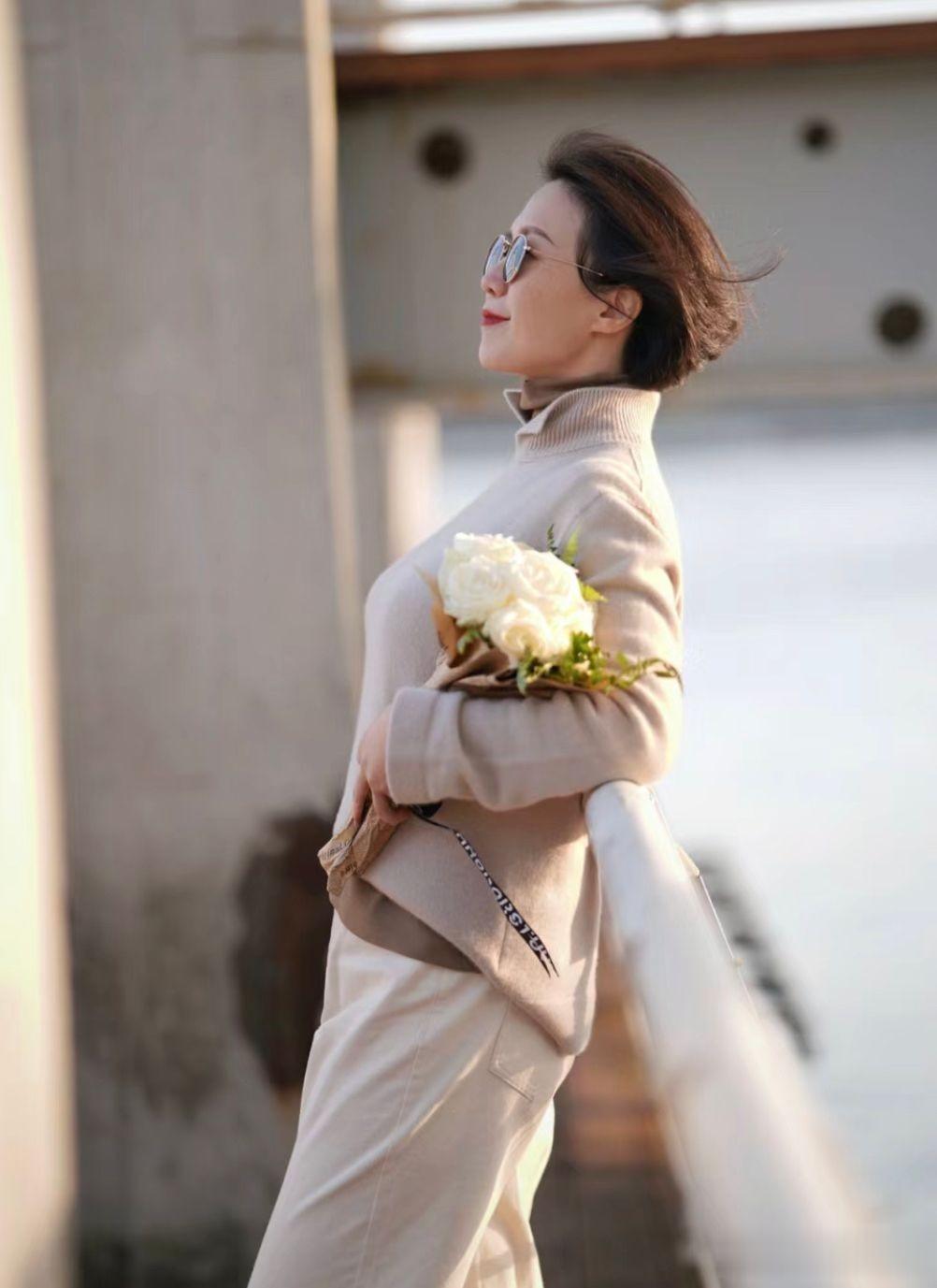 为什么女人上了年纪，头发就越剪越短？看到这些洋气阿姨你就懂了
中年女性剪短发是为