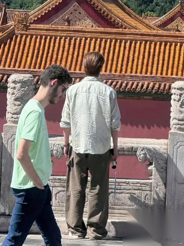许凯一个人跑去故宫，不戴口罩，居然扒着门缝往里瞅，还真把自己当傅恒了？  6月1