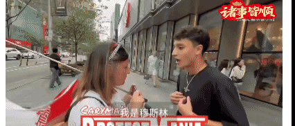 这个视频反映一种非常怪异又难以理解的现象。
美国这位左翼女性（扛着伊朗国旗）在对