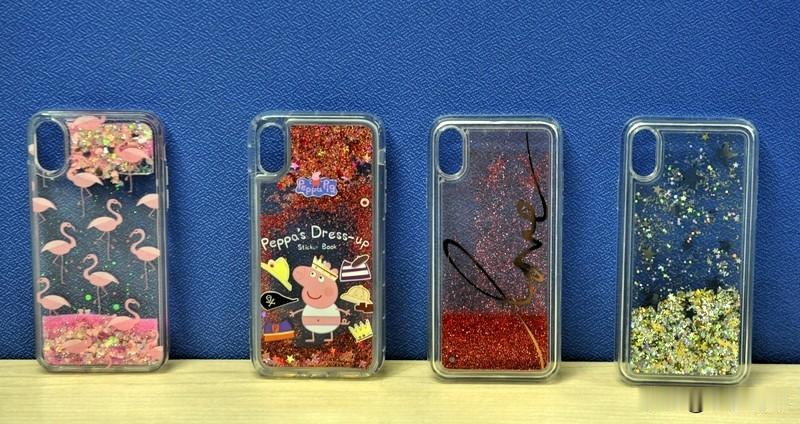 河南商丘一空地冒出大量全新手机壳 
说起手机壳，我沮丧到了极点！网上买了两次，竟