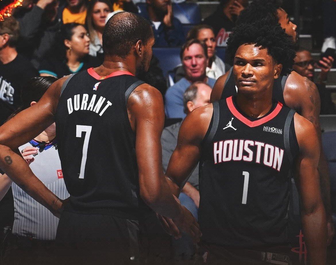 阿门：“太不可思议了，有时候他们派三个人防杜兰特，我就获得完全空位。不过，和杜兰