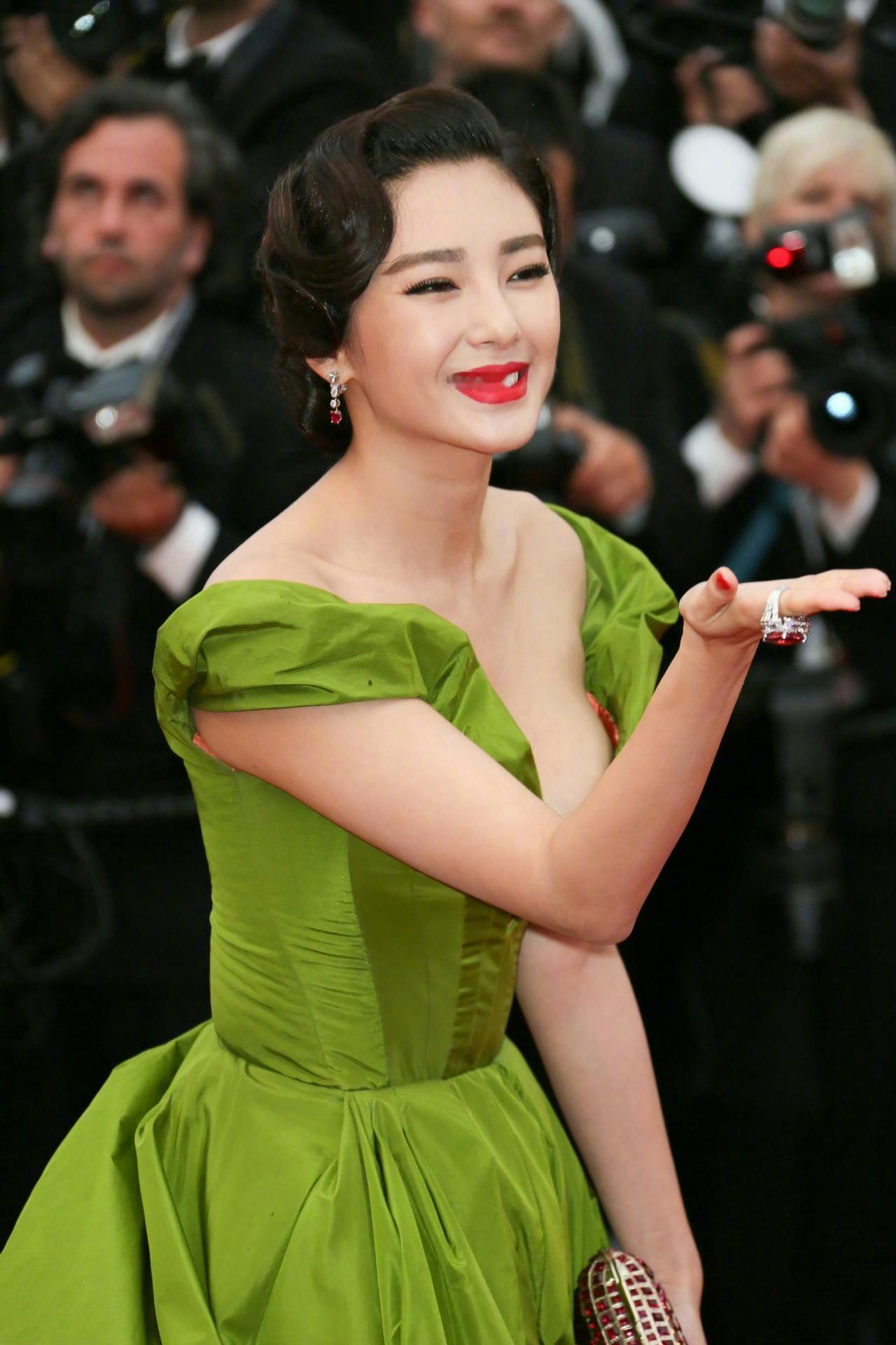 张雨绮戛纳绿裙杀疯了！这才是东方大女主的气场

谁能忘张雨绮这身戛纳绿裙！深V剪