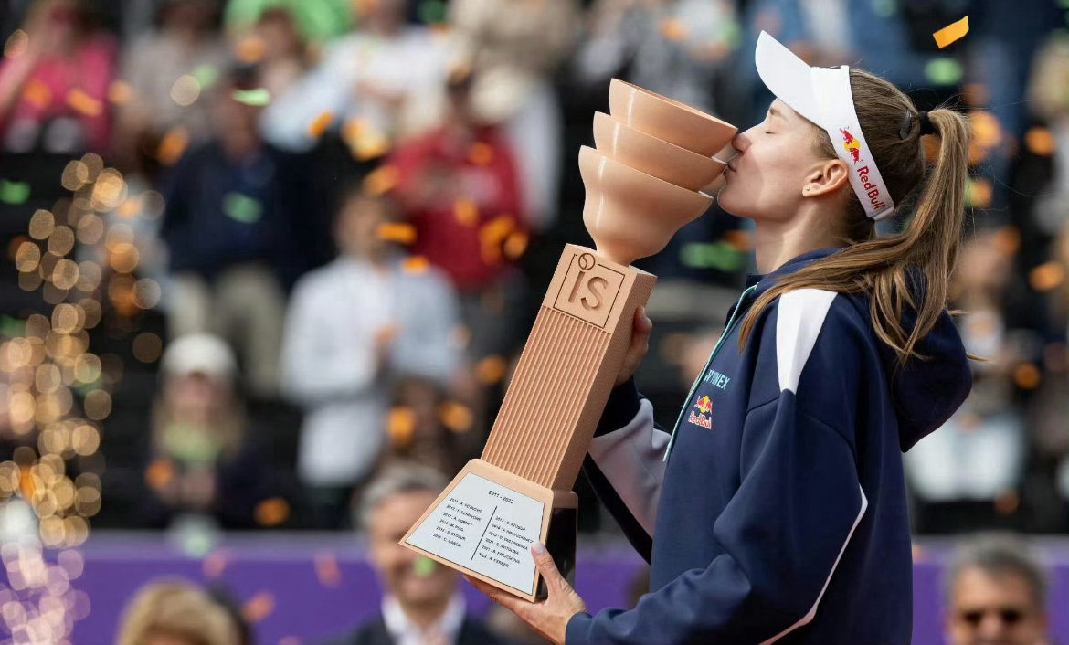 两度加冕！莱巴金娜横扫穆霍娃，再夺斯图加特冠军，开走专属保时捷跑车🏆北京时间4